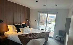 City Fringe Modern Apartment With Car Parking